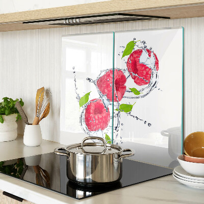 Schneidebrett glas Himbeeren im Wasser mit Blättern