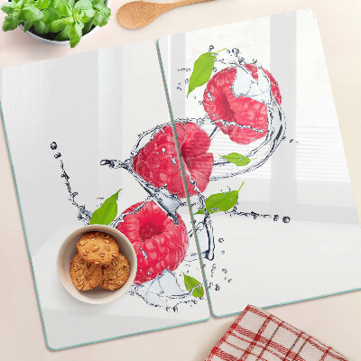 Schneidebrett glas Himbeeren im Wasser mit Blättern