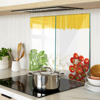 Schneidebrett glas Pasta mit Kräutern und Tomaten