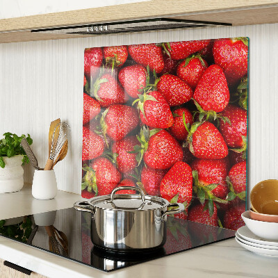 Schneidebrett glas Erdbeeren auf rotem Hintergrund