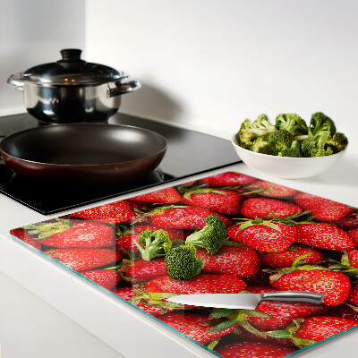 Schneidebrett glas Erdbeeren auf rotem Hintergrund