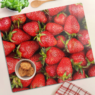 Schneidebrett glas Erdbeeren auf rotem Hintergrund
