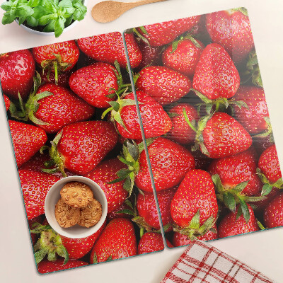 Schneidebrett glas Erdbeeren auf rotem Hintergrund
