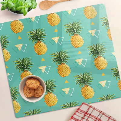 Schneidebrett glas Ananas auf türkisfarbenem Hintergrund