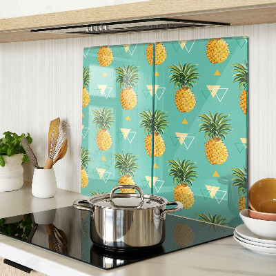 Schneidebrett glas Ananas auf türkisfarbenem Hintergrund