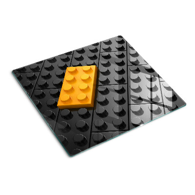 Schneidebrett glas LEGO Steine auf schwarzem Hintergrund