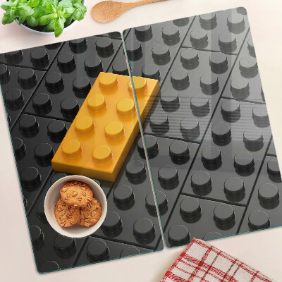 Schneidebrett glas LEGO Steine auf schwarzem Hintergrund