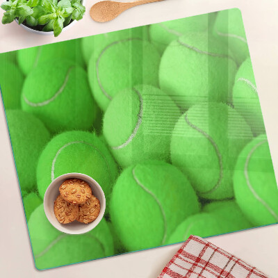 Schneidebrett glas Tennisbälle auf grünem Hintergrund