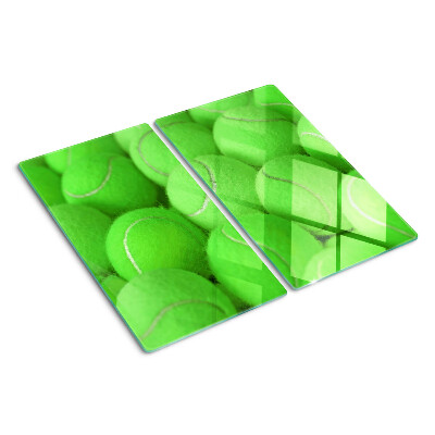 Schneidebrett glas Tennisbälle auf grünem Hintergrund