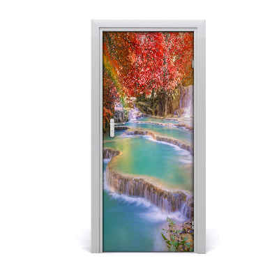 Selbstklebender aufkleber an der tür Wasserfall im herbst
