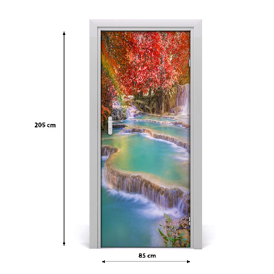 Selbstklebender aufkleber an der tür Wasserfall im herbst