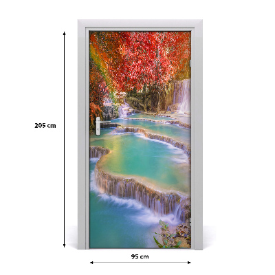 Selbstklebender aufkleber an der tür Wasserfall im herbst
