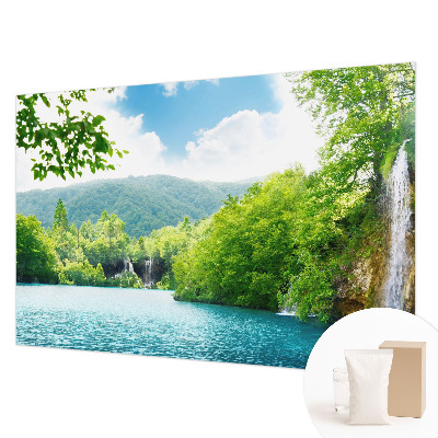 Vlies-Fototapete fürs Kinderzimmer mit einem natürlichen Wasserfallmotiv