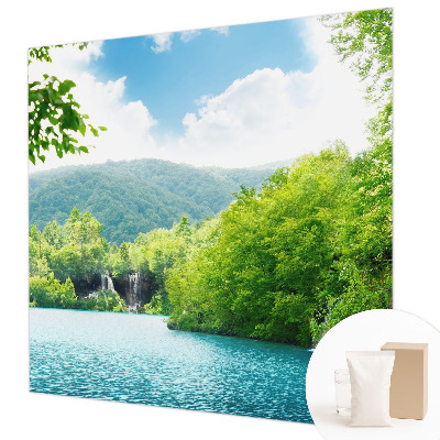 Vlies-Fototapete fürs Kinderzimmer mit einem natürlichen Wasserfallmotiv
