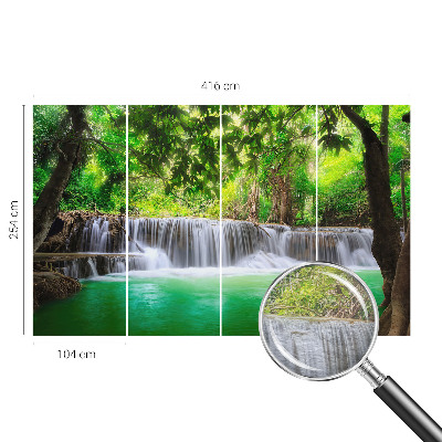 Motivtapete aus Vlies mit einem Motiv eines Waldwasserfalls