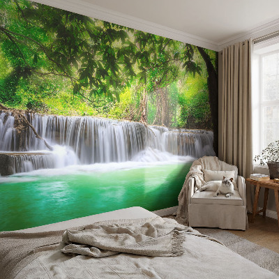 Motivtapete aus Vlies mit einem Motiv eines Waldwasserfalls