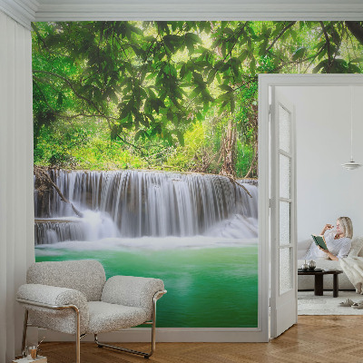 Motivtapete aus Vlies mit einem Motiv eines Waldwasserfalls