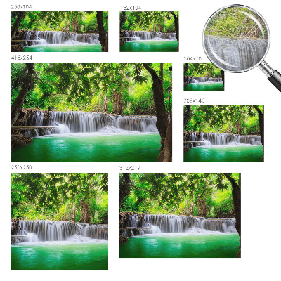 Motivtapete aus Vlies mit einem Motiv eines Waldwasserfalls
