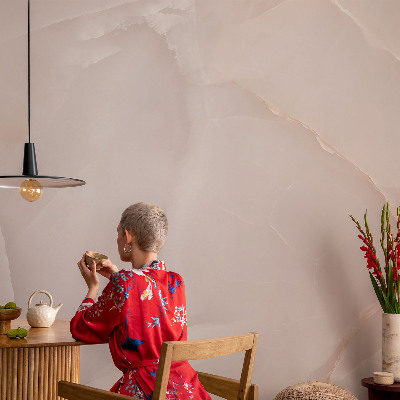 Vliestapete fürs Wohnzimmer mit rosafarbenem Marmormotiv
