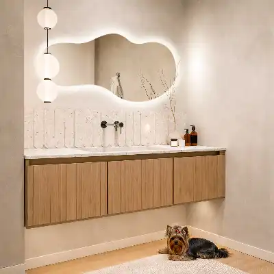 Organischer Wandspiegel mit Beleuchtung modernes Design