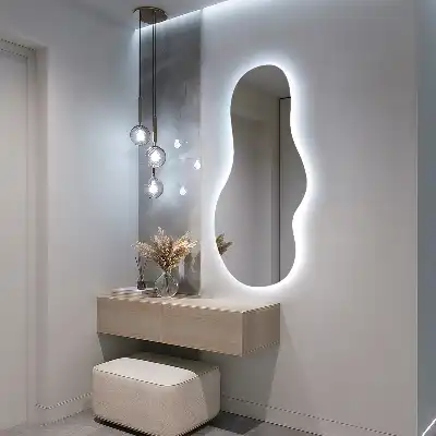 Organischer Wandspiegel mit Beleuchtung modernes Design