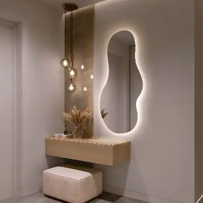 Organischer Wandspiegel mit Beleuchtung modernes Design