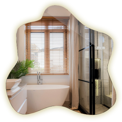 Spiegel in Klecksform LED-beleuchteter