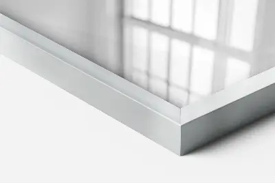 Spiegel mit Silberrahmen in modernem Design