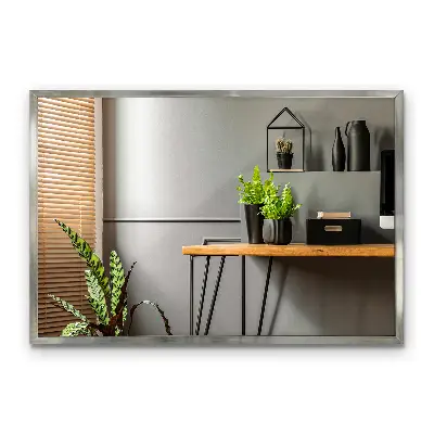 Spiegel mit Silberrahmen in modernem Design