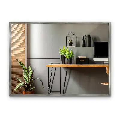 Spiegel mit Silberrahmen in modernem Design