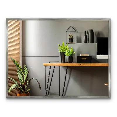 Spiegel mit Silberrahmen in modernem Design
