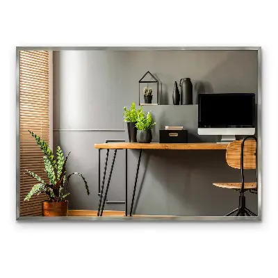 Spiegel mit Silberrahmen in modernem Design