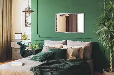 Spiegel mit Silberrahmen in modernem Design