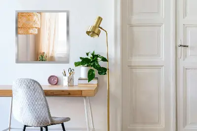 Spiegel mit Silberrahmen in modernem Design