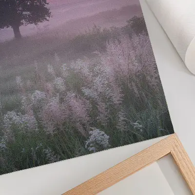 Poster einsamer Baum im Nebel unter pastellfarbenem Himmel