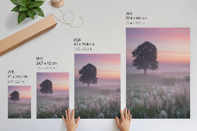 Poster Einsamer Baum im Nebel, pastellfarbener Himmel