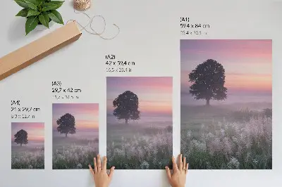 Poster einsamer Baum im Nebel unter pastellfarbenem Himmel