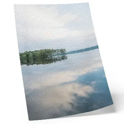 Wandposter mit ruhigem Wasser, sich im Himmel spiegelnden Bäumen und Landschaftsmotiv