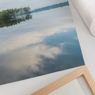 Wandposter mit ruhigem Wasser, sich im Himmel spiegelnden Bäumen und Landschaftsmotiv