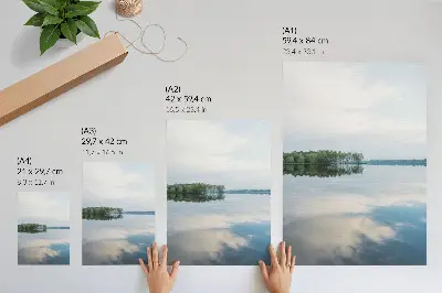 Wandposter mit ruhigem Wasser, sich im Himmel spiegelnden Bäumen und Landschaftsmotiv