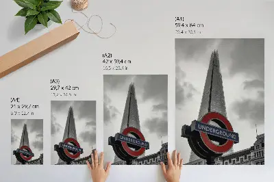Poster mit modernem U-Bahn-Schild-Motiv eines Wolkenkratzers in minimalistischer Komposition