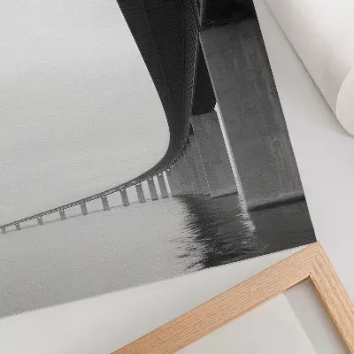 Poster Die große Konstruktion der Brücke über das Wasser