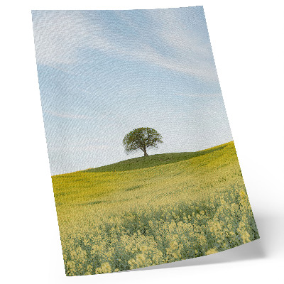Wandposter Ein Baum auf einem Hügel in einem gelben Feld