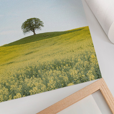 Wandposter Ein Baum auf einem Hügel in einem gelben Feld