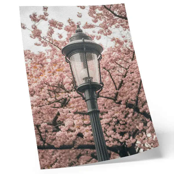 Kunstdruck auf Leinwand mit rosa Bäumen, schwarzen Laternen und nostalgischer Atmosphäre