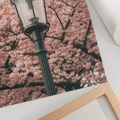 Kunstdruck auf Leinwand mit rosa Bäumen, schwarzen Laternen und nostalgischer Atmosphäre