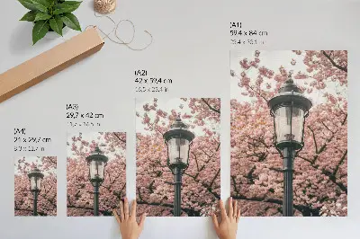 Kunstdruck auf Leinwand mit rosa Bäumen, schwarzen Laternen und nostalgischer Atmosphäre