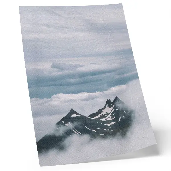 Leinwand Kunstdruck Berggipfel im Nebel mit einer Ausstrahlung von Frieden und Eleganz