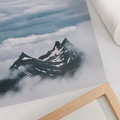 Leinwand Kunstdruck Berggipfel im Nebel mit einer Ausstrahlung von Frieden und Eleganz