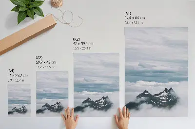 Leinwand Kunstdruck Berggipfel im Nebel mit einer Ausstrahlung von Frieden und Eleganz